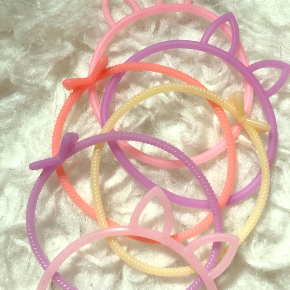 Glow in the dark 6 bracelets and hair ties:)